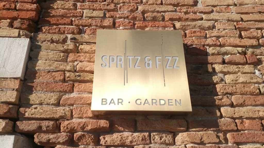 bar garden spritz e fizz led wall Milano