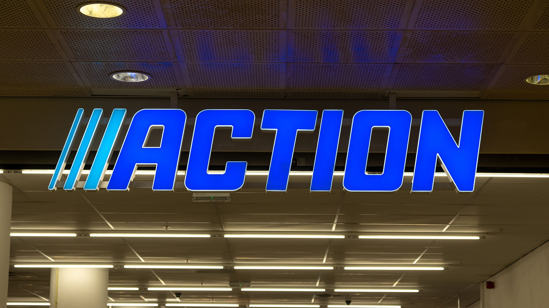 pannelli con logo action per insegne luminose a Milano