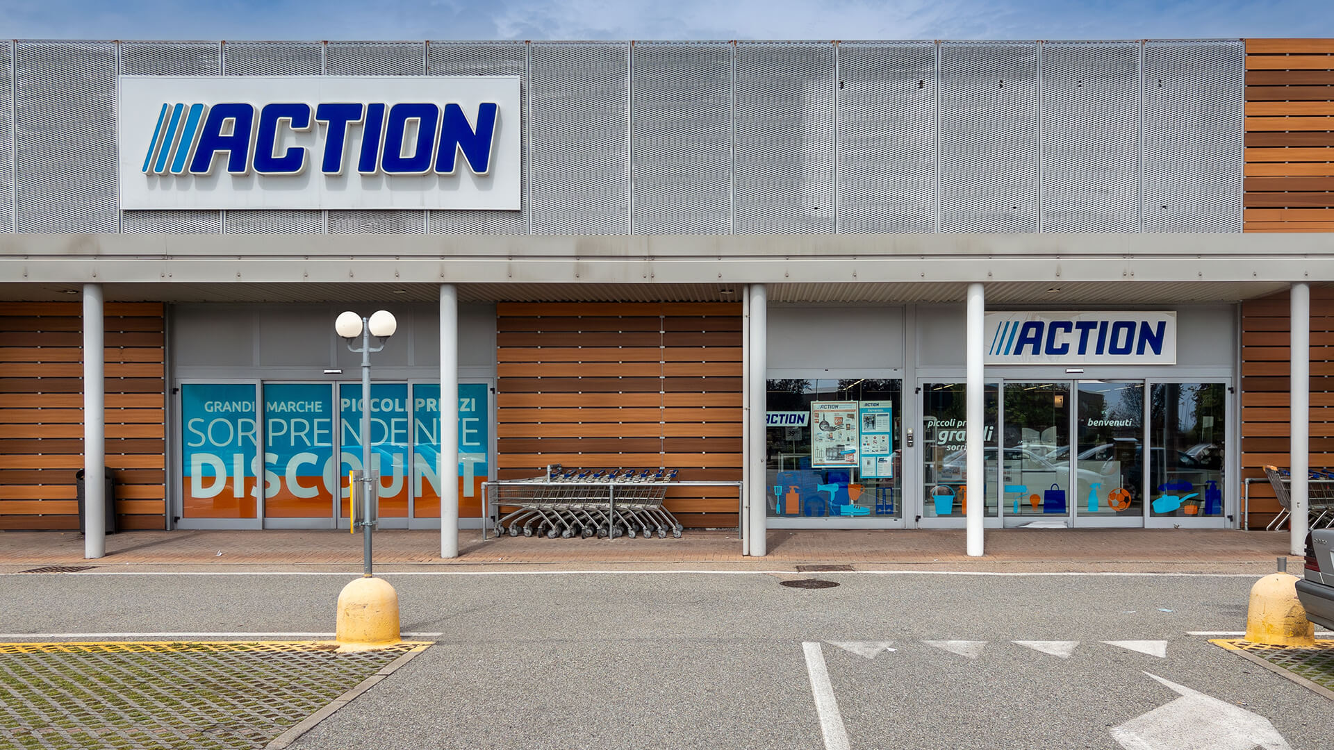 allestimenti punti vendita Action con delle insegne luminose da negozi