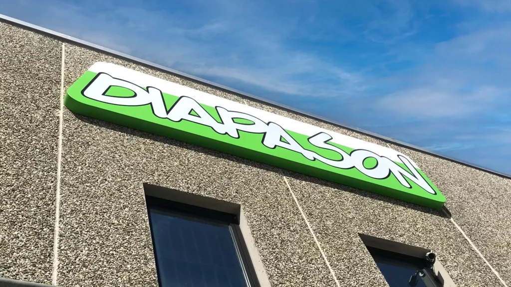 insegna totem diapason utilizzabile come esempio per le insegne luminose per aziende