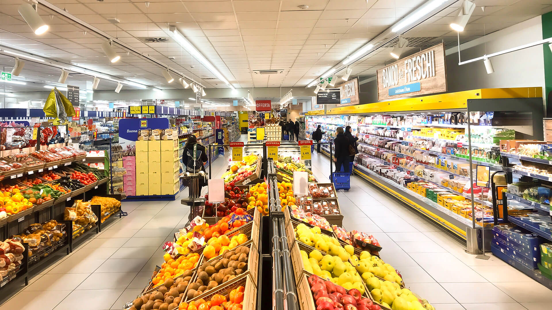 interni di un supermercato con delle insegne luminose coi prezzi
