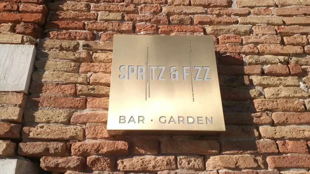 Esempio di insegne luminosi per negozi come un bar garden