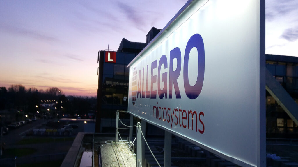 uno dei cartelli pubblicitari Allegro con sfondo bianco e scritta blu